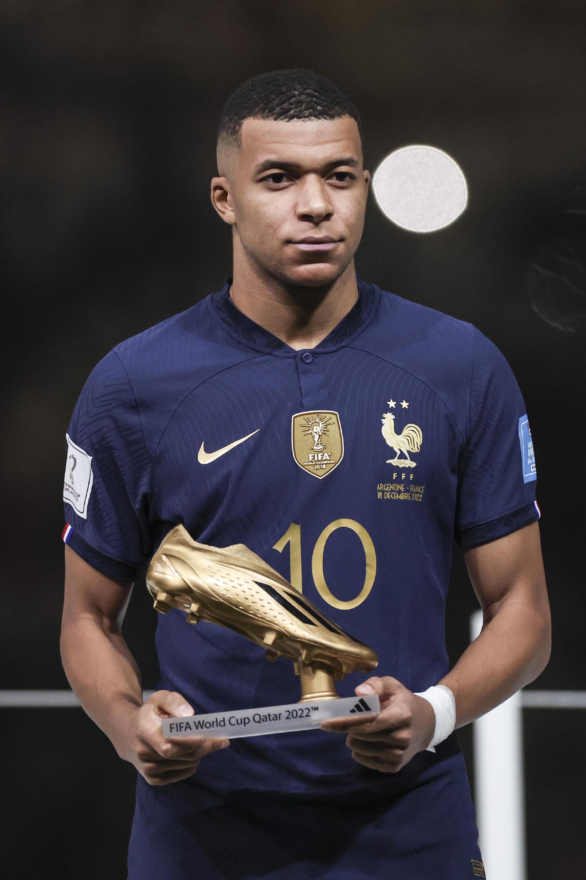 雨一直下，气氛不算融洽！这次比赛为什么不带徐杰呢？