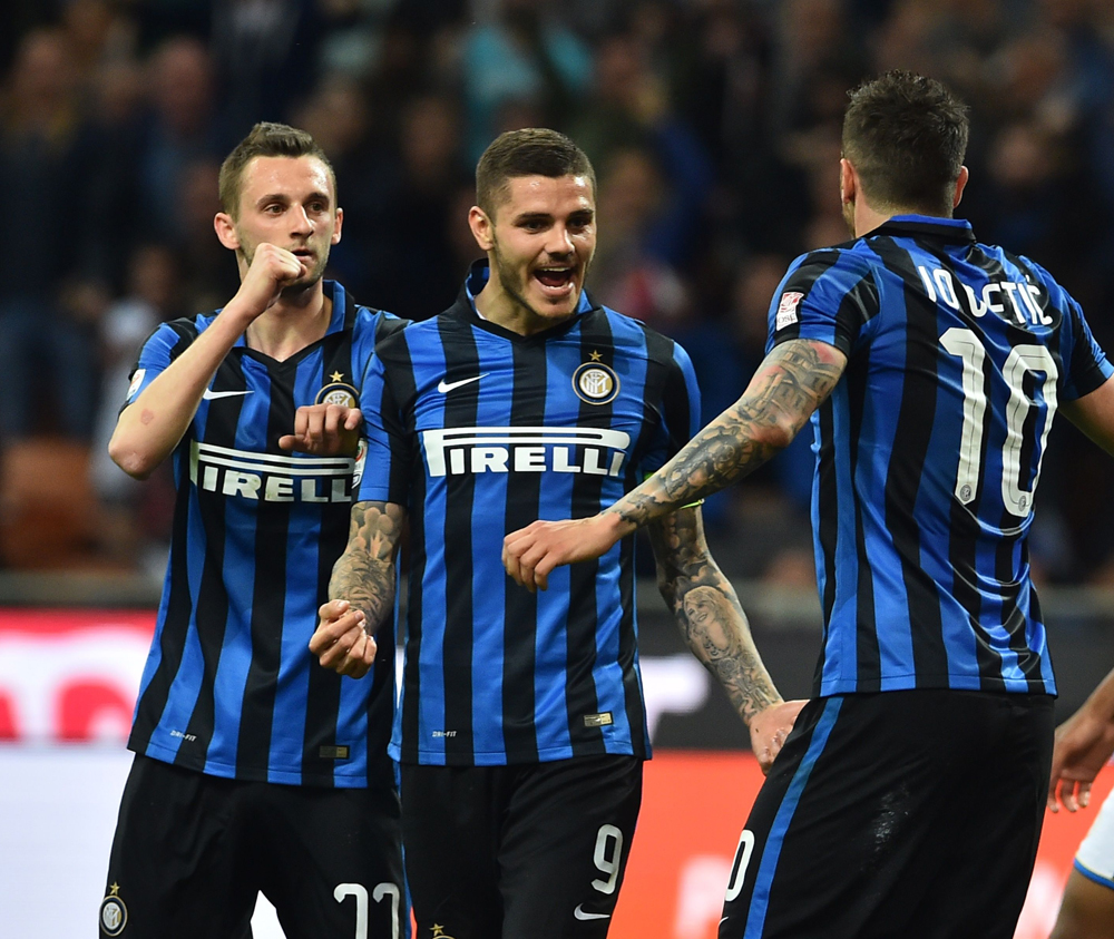 重庆两江新区十联屏打出多个宣传语，庆祝重庆铜梁龙冲超成功